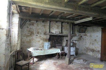 ancien batiment a renover entierementproposé par l Immobilière du Mortainais