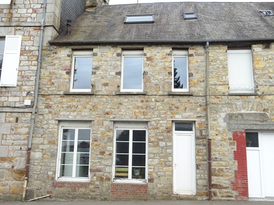 mortain - proche commerces