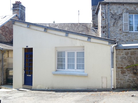 mortain - proche commerces