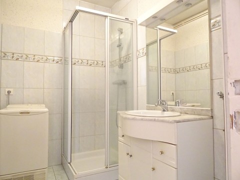 mortain - proche commerces
